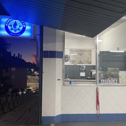 Vista del letrero luminoso y la zona de recepción